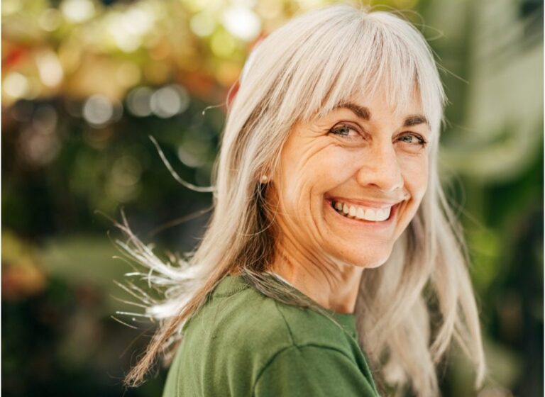 Mujer sonriendo al aire libre